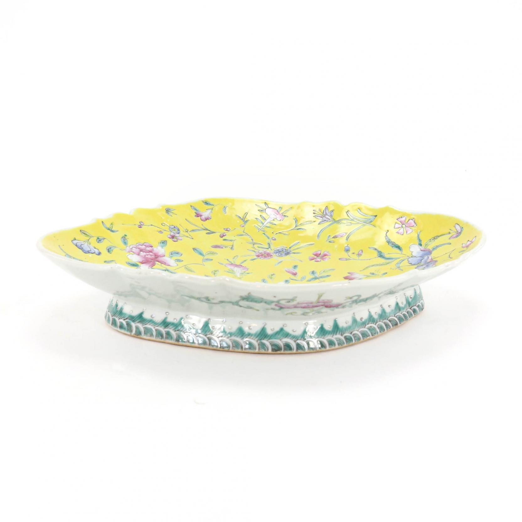 a-chinese-porcelain-enameled-platter