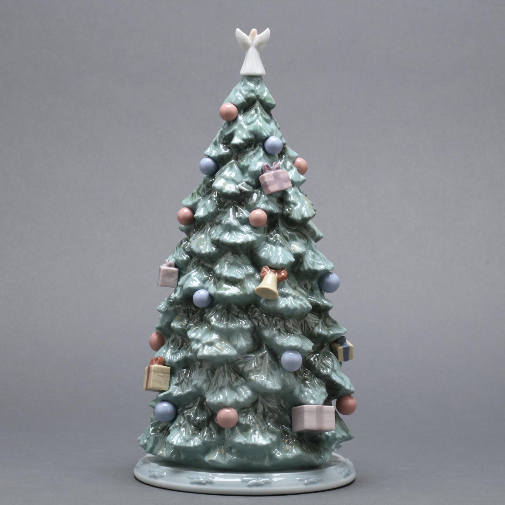 Two Pieces Christmas Theme Lladró (Lot 1101 - Spring Porcelain