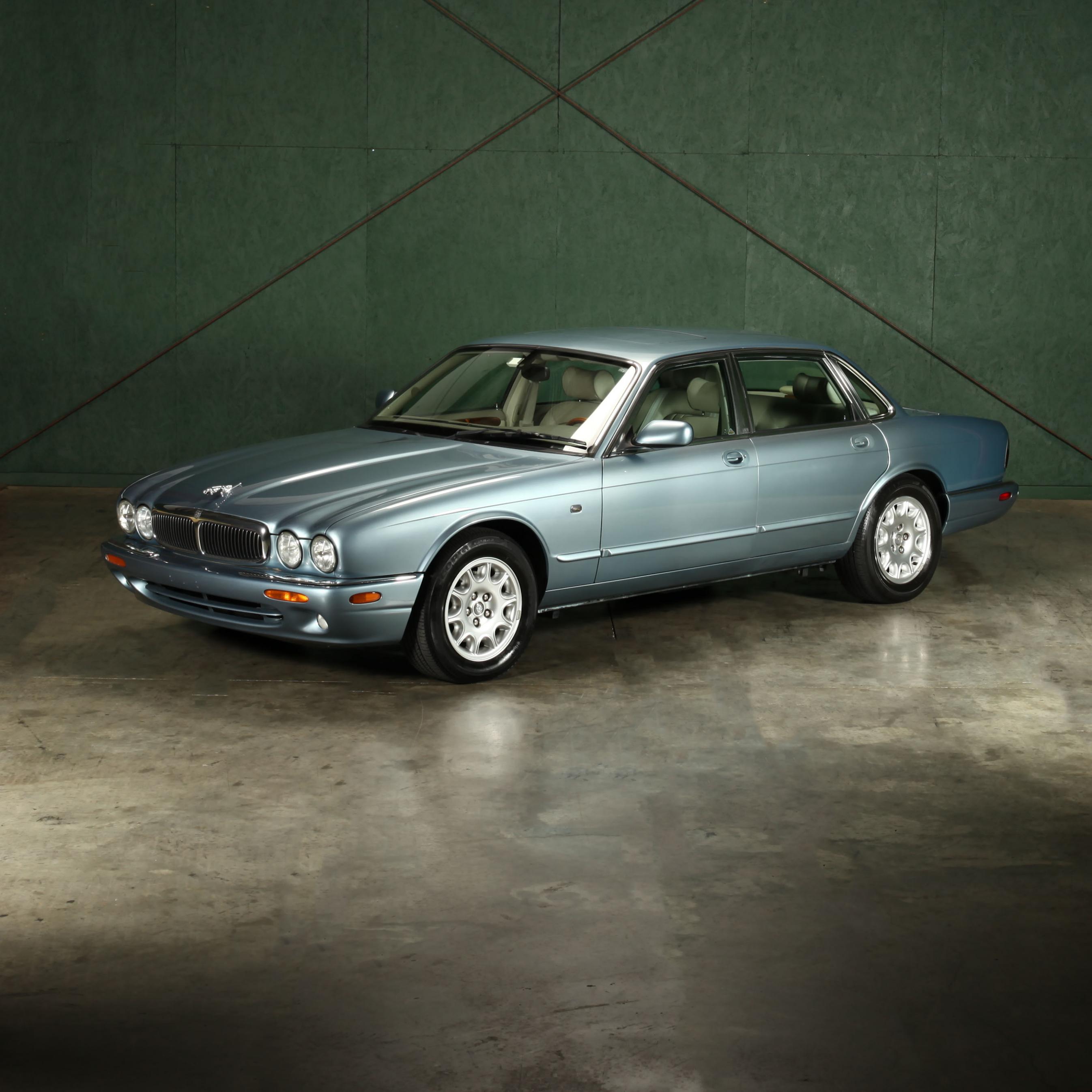 2002 JAGUAR XJ8 Sedan (Lot 597 - The End-of-Summer Estate