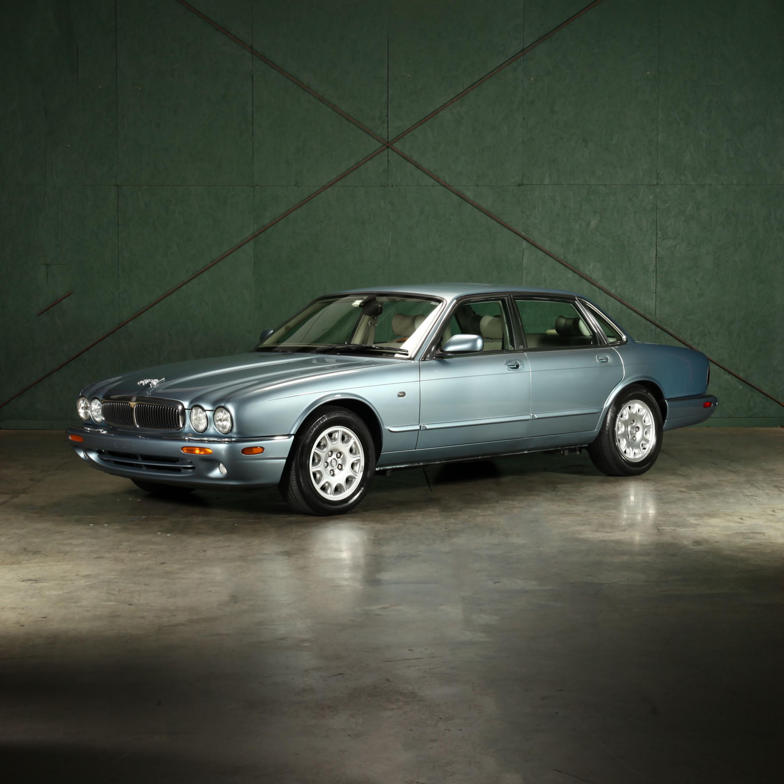 2002 JAGUAR XJ8 Sedan (Lot 597 - The End-of-Summer Estate
