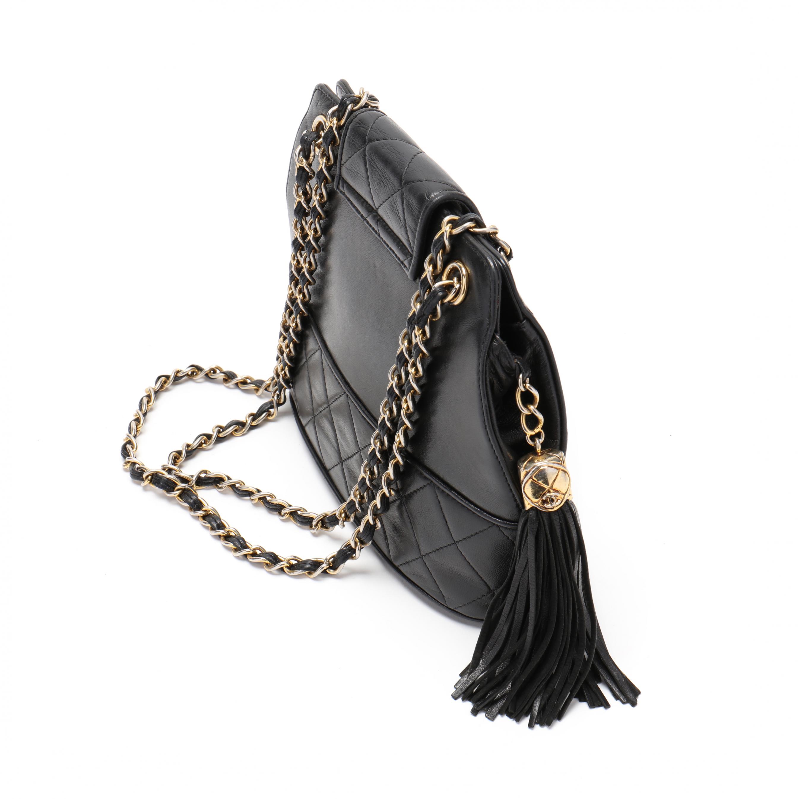 Chanel Vintage sac à bandoulière et logo CC  Leather handbags crossbody, Vintage  chanel, Black leather handbags