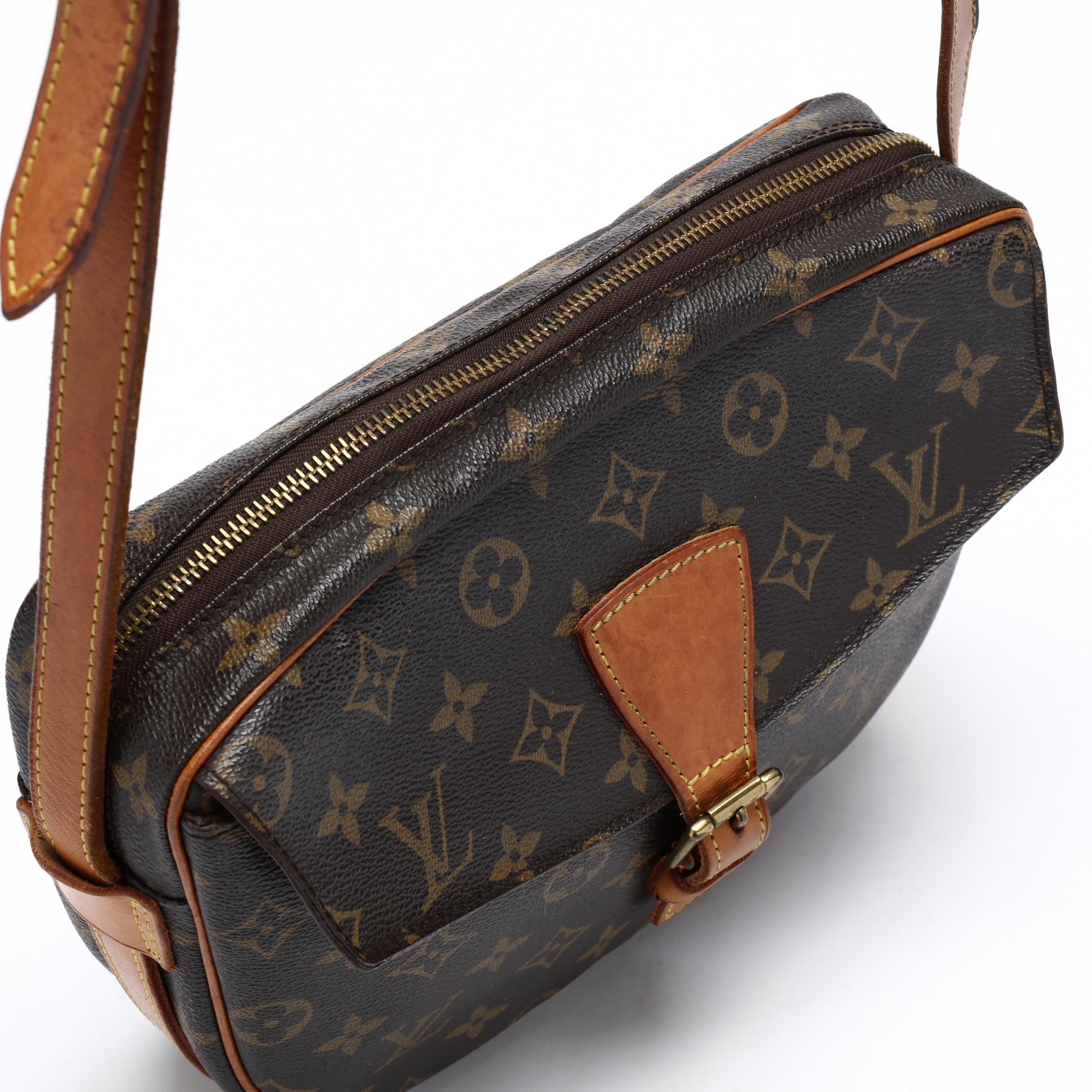 LOUIS VUITTON. Bag, Jeune Fille, 1990, Louis Vuitton, monogram cavas,  exterior with a closed pocket, interior zip pocket. Vintage Clothing &  Accessories - Auctionet