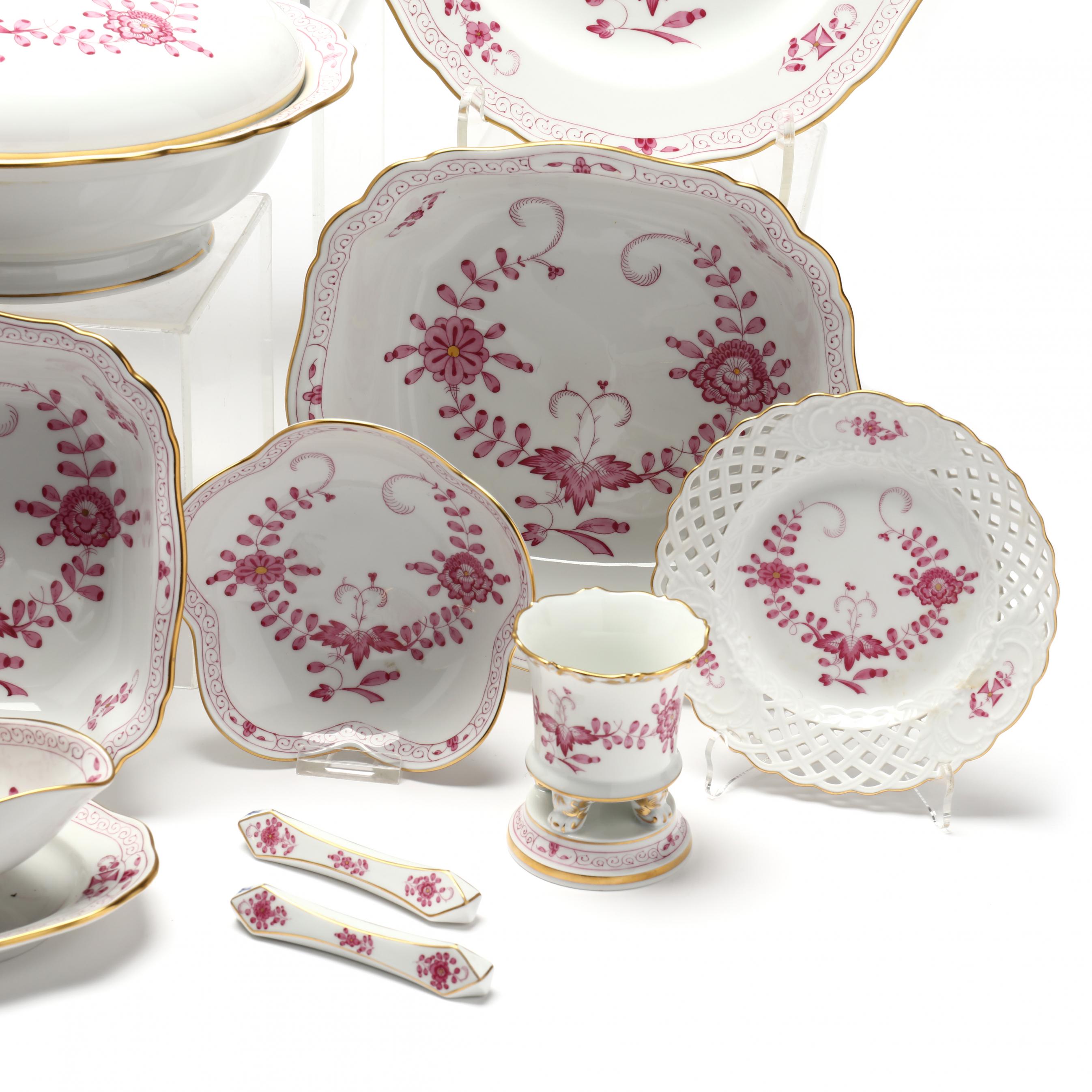 Meissen Indian Purple Flowers China Dinner Service (Lot 150 - The