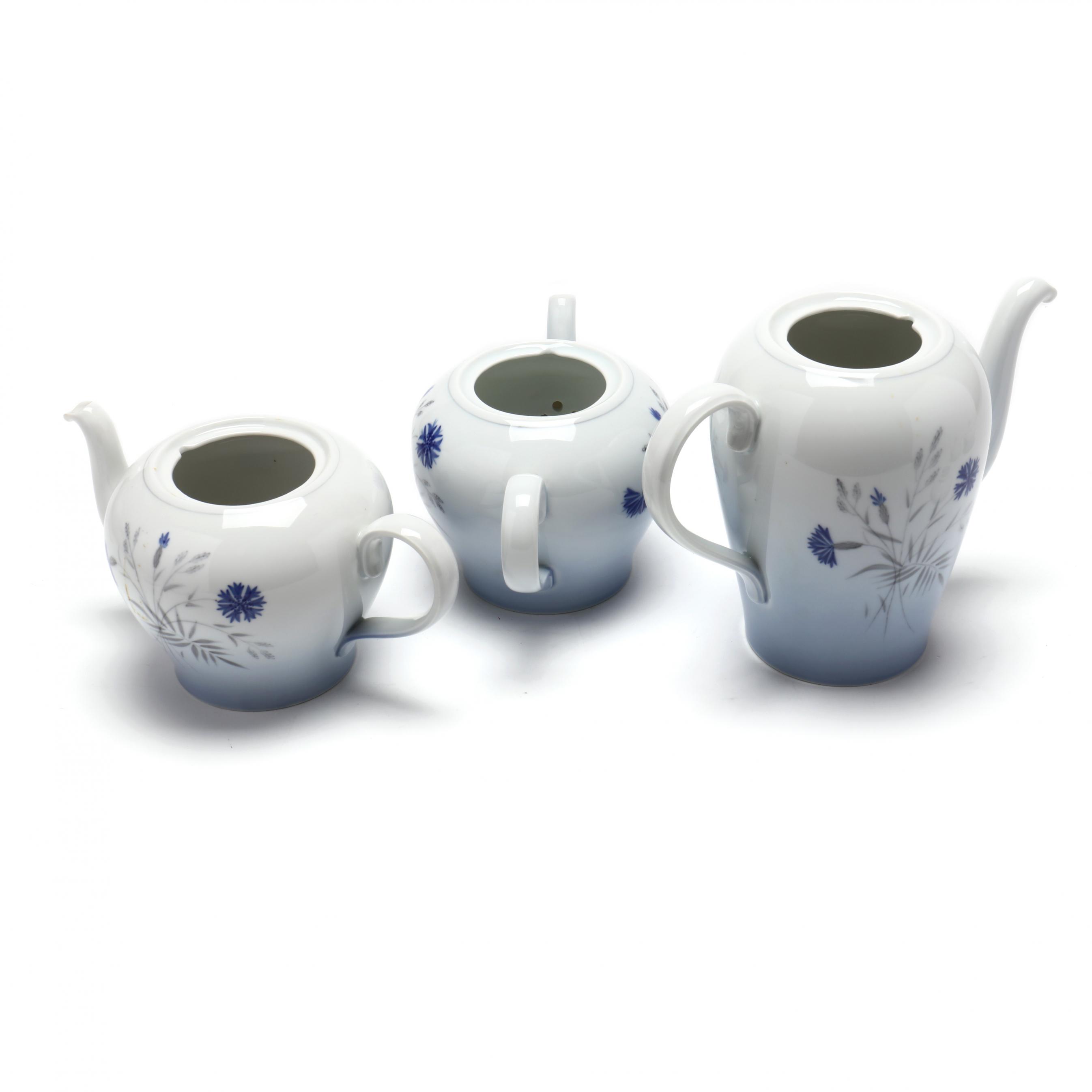Bing & Grondahl, A Large Set (155) Cornflower Blue Edge Tableware