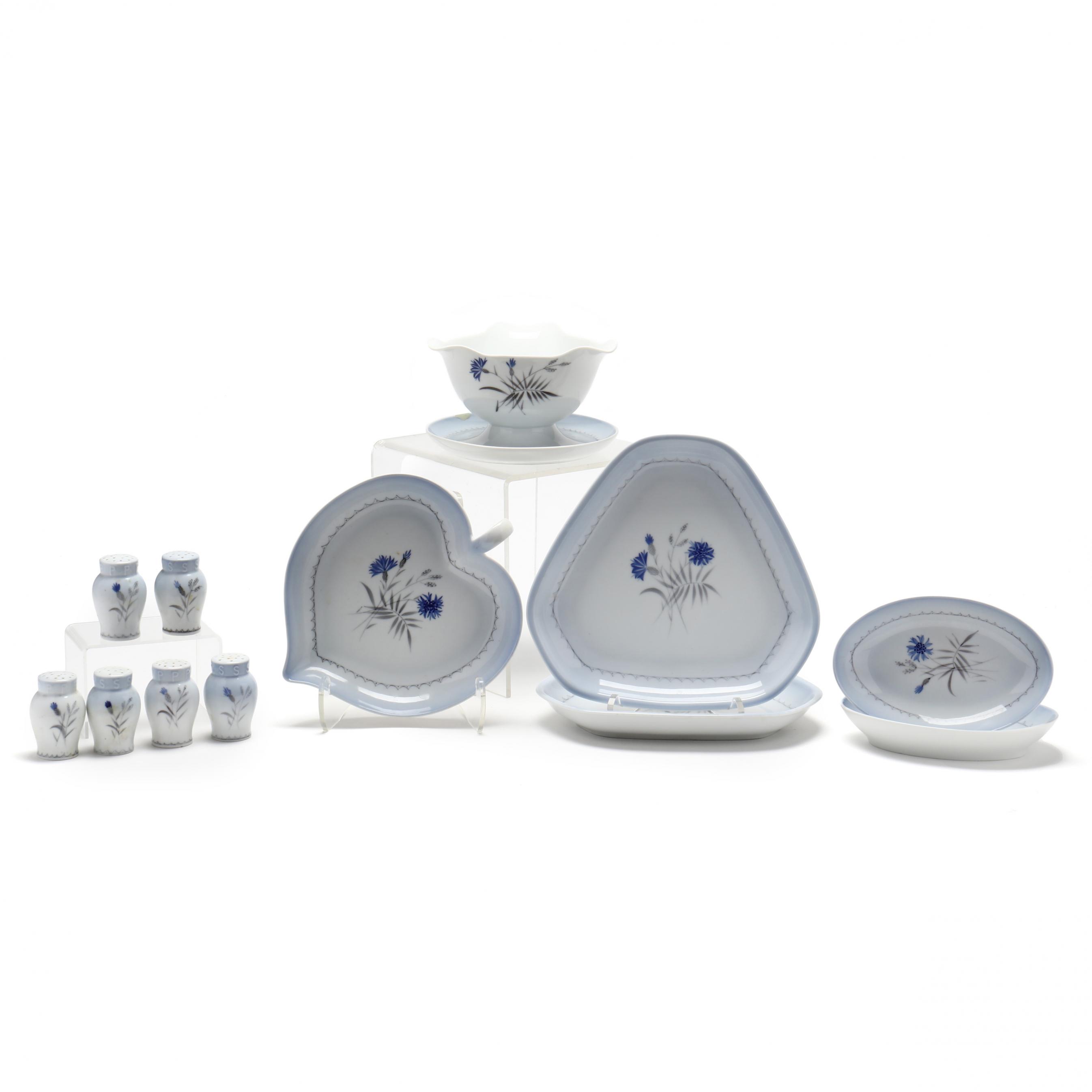 Bing & Grondahl, A Large Set (155) Cornflower Blue Edge Tableware