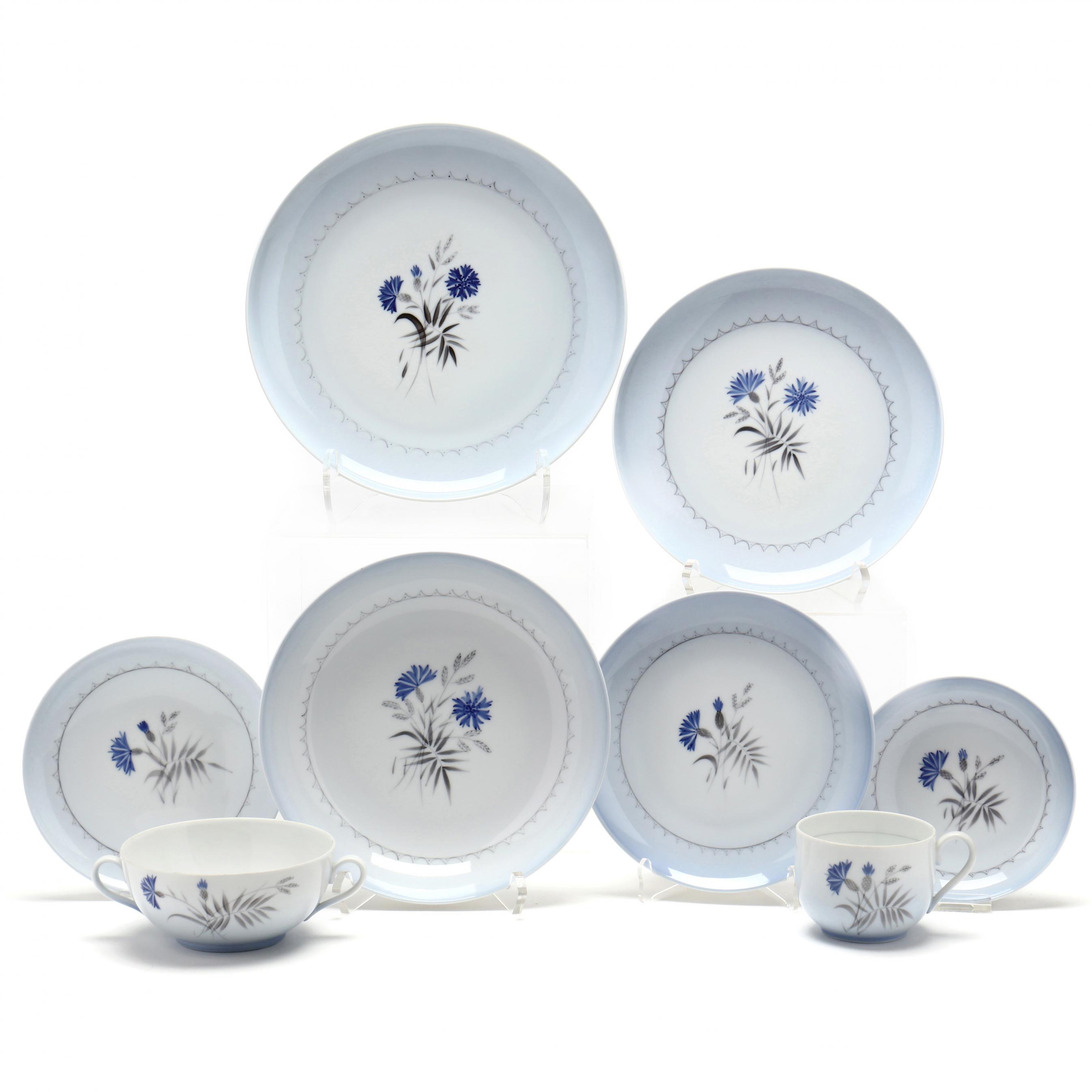 Bing & Grondahl, A Large Set (155) Cornflower Blue Edge Tableware