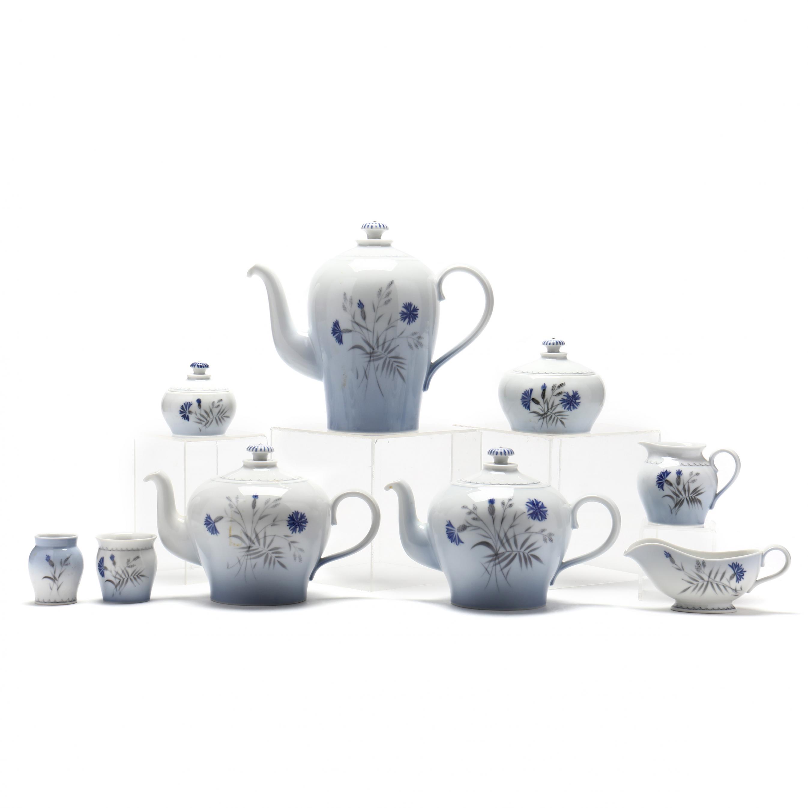 Bing & Grondahl, A Large Set (155) Cornflower Blue Edge Tableware