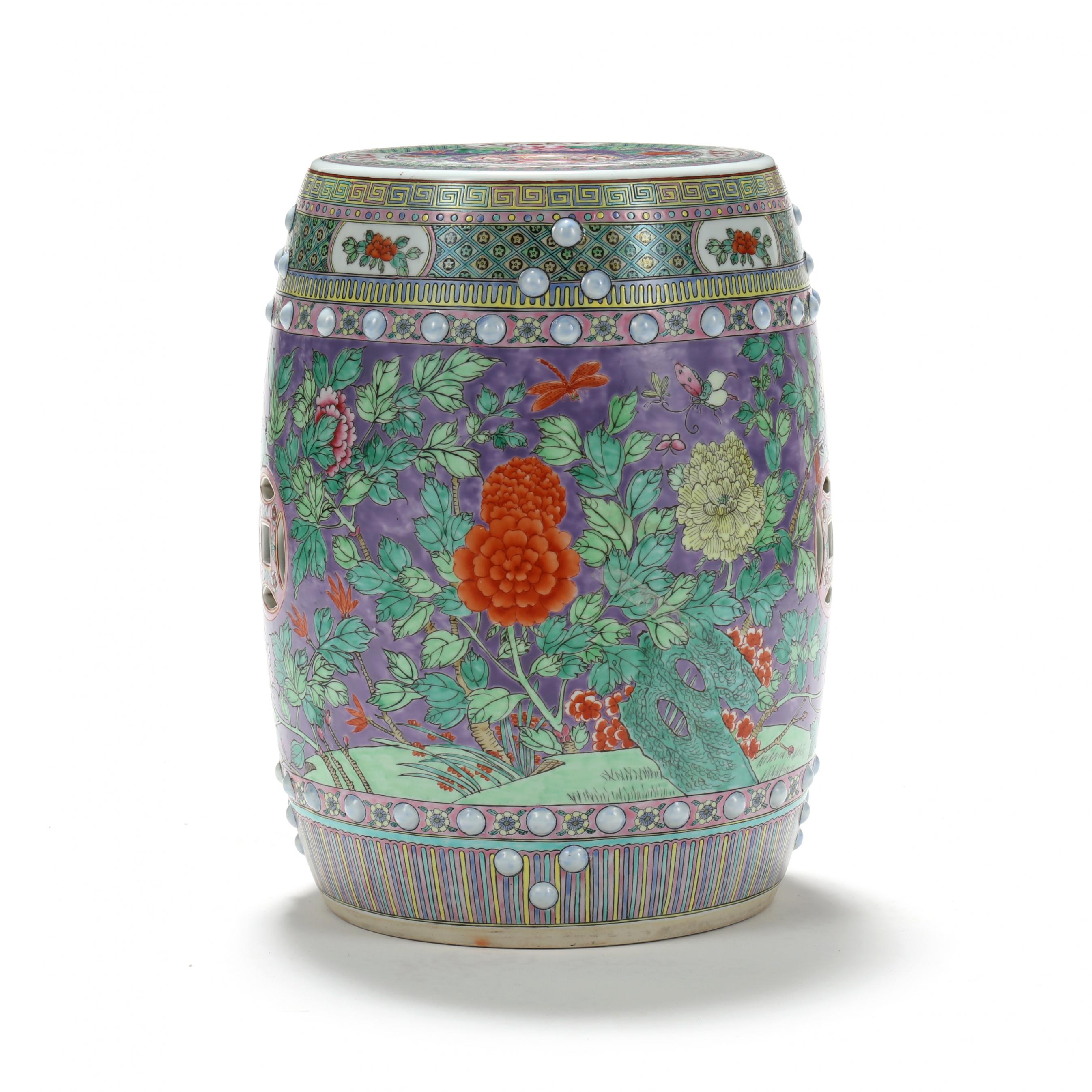 tradition et innovation PâtissierVol.2 A Chinese Lavender Ground Famille Verte Garden Stool (Lot 26