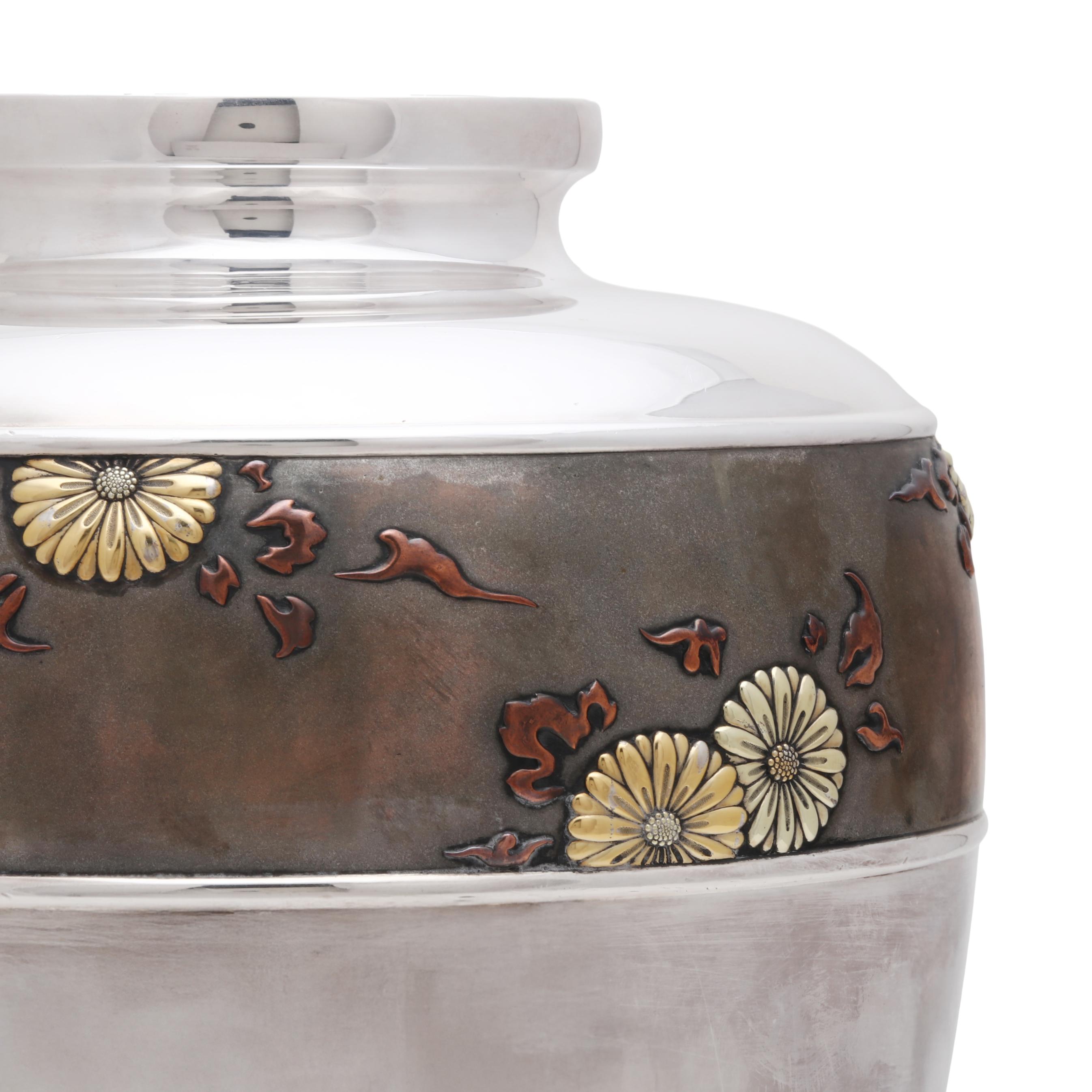 美品希少 1960年代◆丸形 幾何学模様 銀製（シルバー/SILVER）仁丹入れ A Large Japanese Imperial Silver and Mixed Metal Vase by