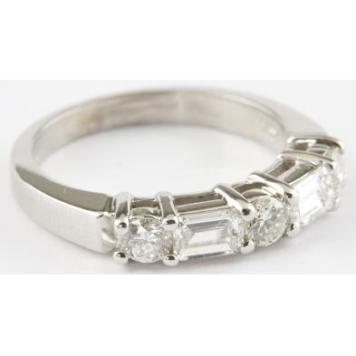 14kt-diamond-wedding-band