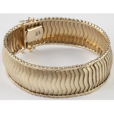 gold-scale-bracelet