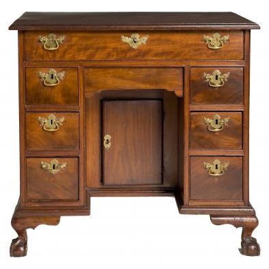 chippendale-mahogany-kneehole-desk