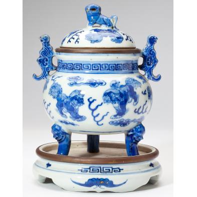 chinese-blue-and-white-porcelain-censer-on-stand