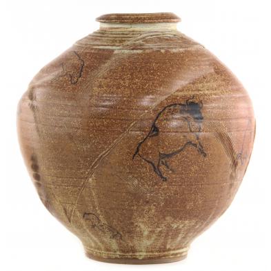 large-earthenware-vessel-with-bison-theme