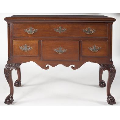 williamsburg-restoration-lowboy