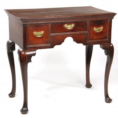 queen-anne-style-dressing-table