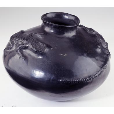 blackware-pottery-vessel-by-rosa-quezada