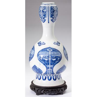 large-chinese-blue-and-white-gourd-vase
