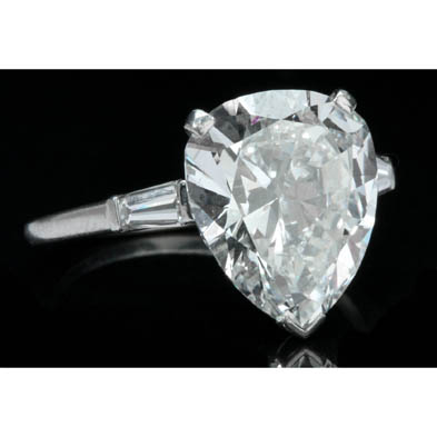 platinum-and-pear-shaped-diamond-ring