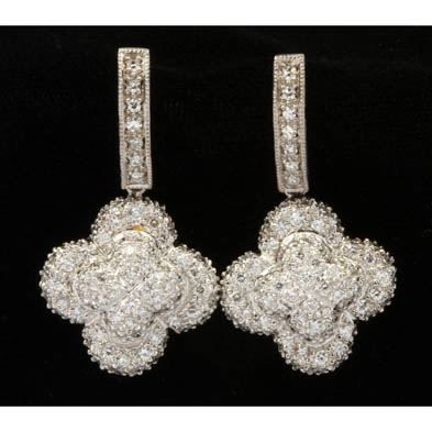 18kt-white-gold-diamond-pendant-earrings