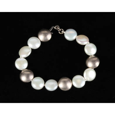 button-pearl-and-white-gold-bracelet