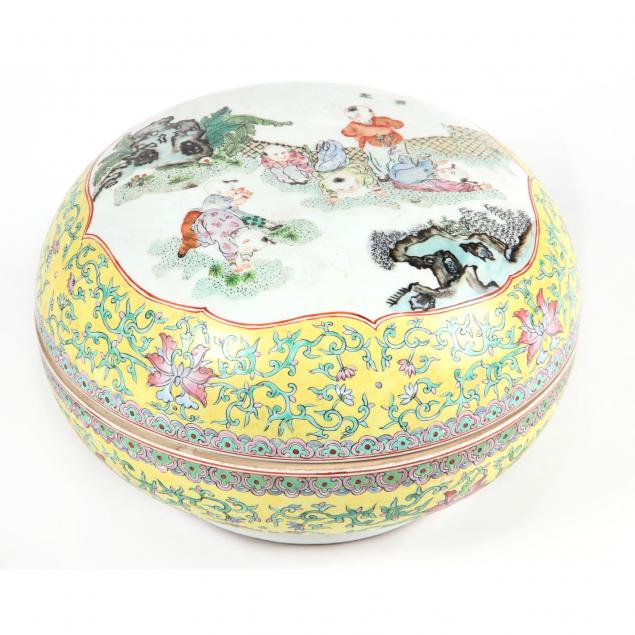chinese-famille-rose-lidded-box