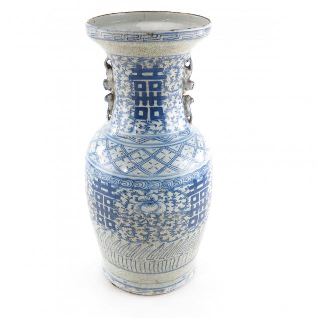 chinese-blue-and-white-decorated-urn
