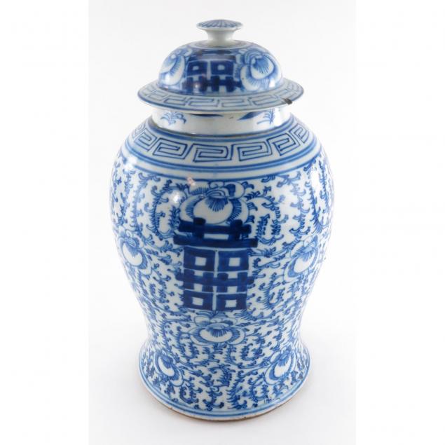 chinese-blue-and-white-decorated-lidded-urn