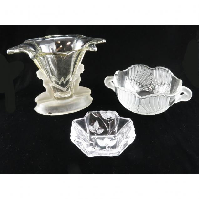 three-decorative-glass-table-accesories