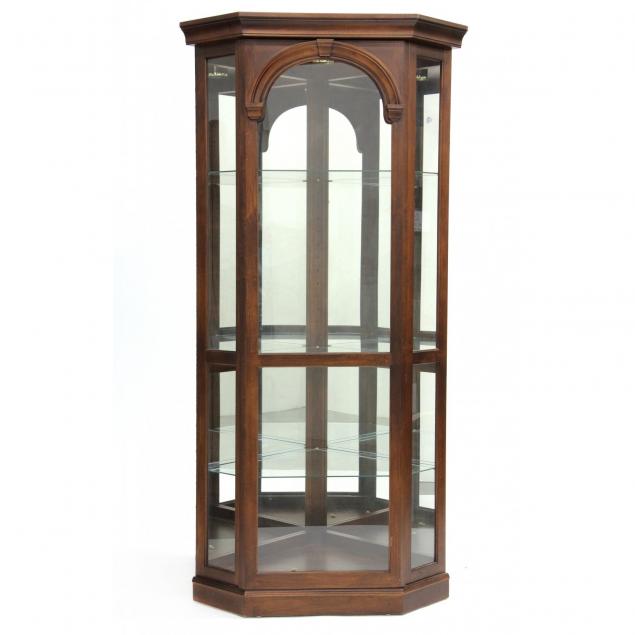 pulaski-lighted-corner-curio-cabinet