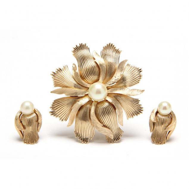 crown-trifari-brooch-and-earrings-set