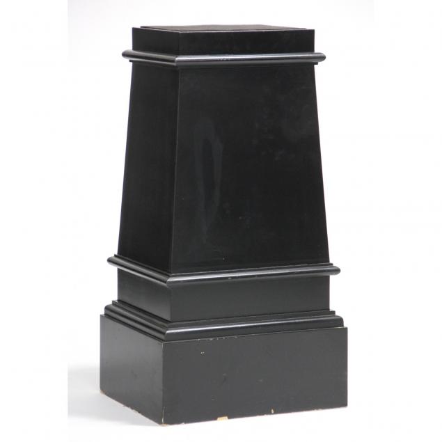 neoclassical-style-black-lacquered-pedestal
