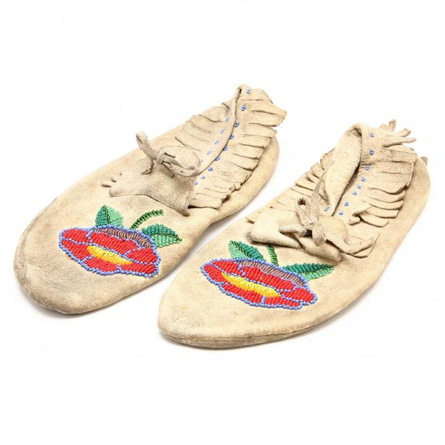 cree-beaded-moccasins