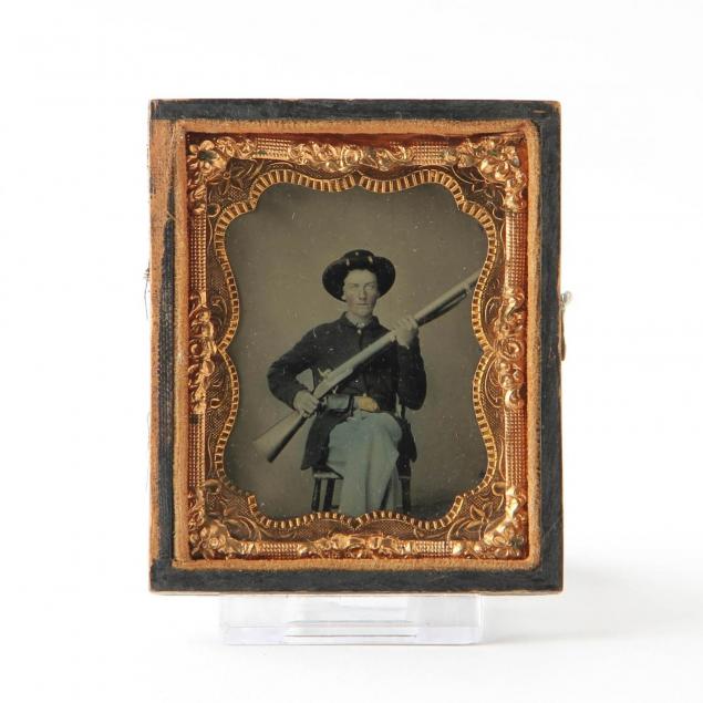 ninth-plate-tintype-in-half-case-of-an-armed-union-infantryman