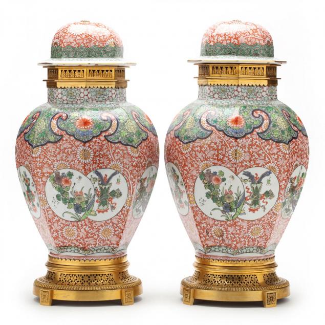 pair-of-chinese-export-porcelain-urns-with-ormolu-bronze-mounts