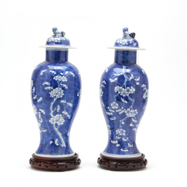 pair-of-chinese-blue-and-white-covered-vases
