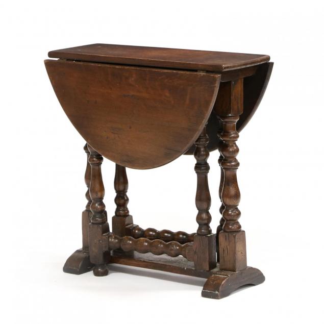 diminutive-english-pub-table