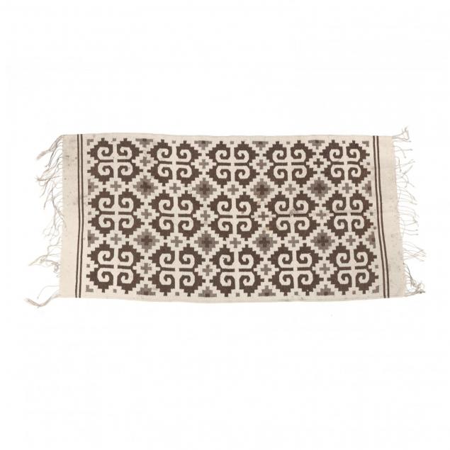 vintage-navajo-style-area-rug