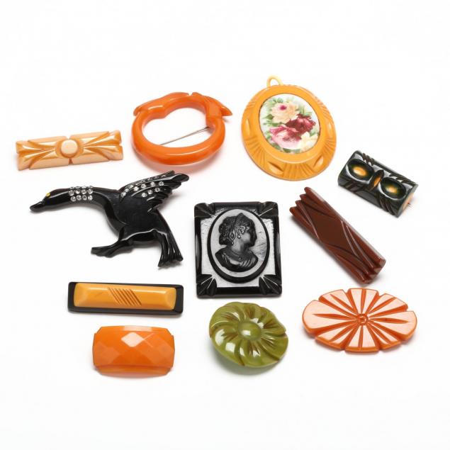 group-of-vintage-bakelite-and-celluloid-dress-clips-and-brooches
