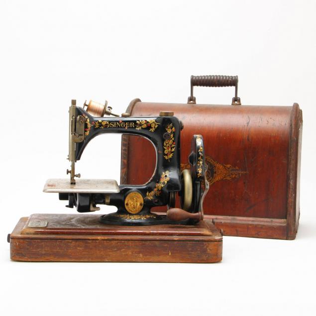 antique-singer-sewing-machine-in-bentwood-case