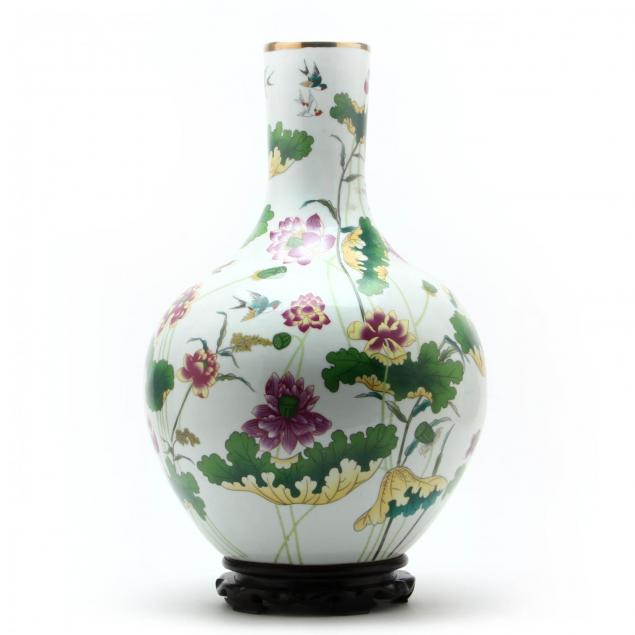 large-chinese-export-style-porcelain-vase