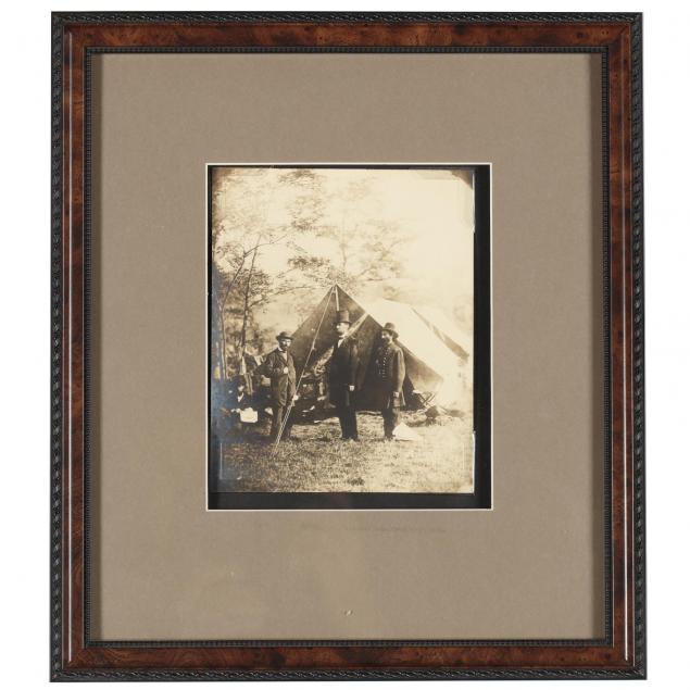 alexander-gardner-photograph-of-lincoln-with-secret-service-at-antietam