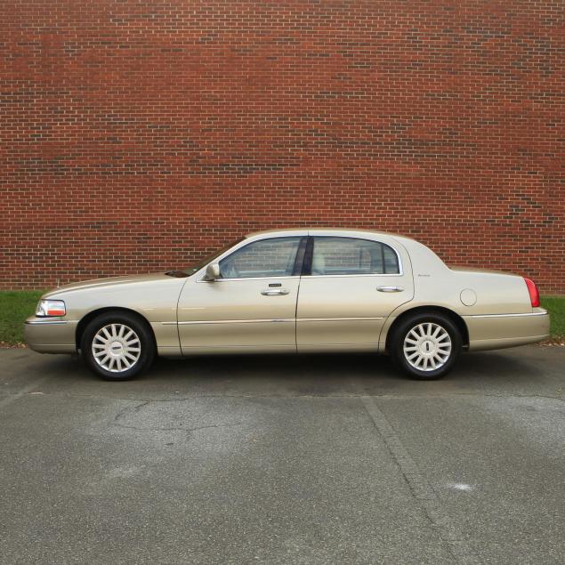 2005-lincoln-town-car-signature-edition