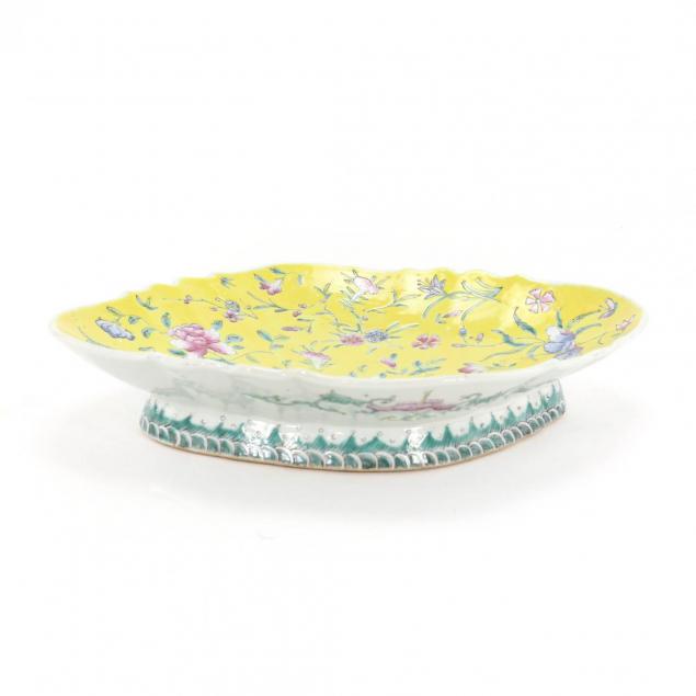 a-chinese-porcelain-enameled-platter