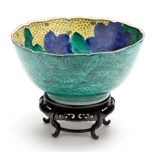 a-chinese-export-decorative-center-bowl