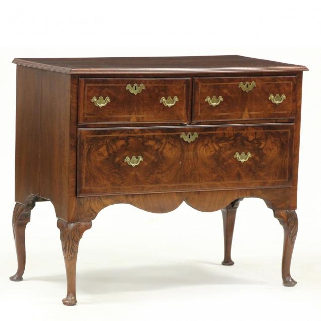 queen-anne-style-dressing-table