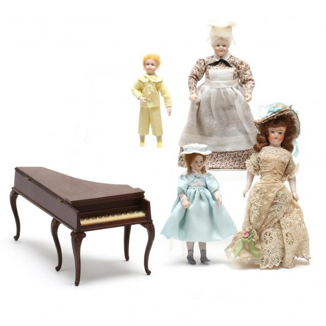 four-dollhouse-people-and-a-musical-piano