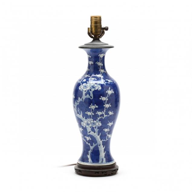 contemporary-blue-and-white-export-lamp