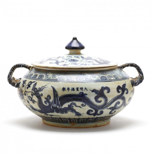 a-large-chinese-blue-and-white-shallow-covered-bowl