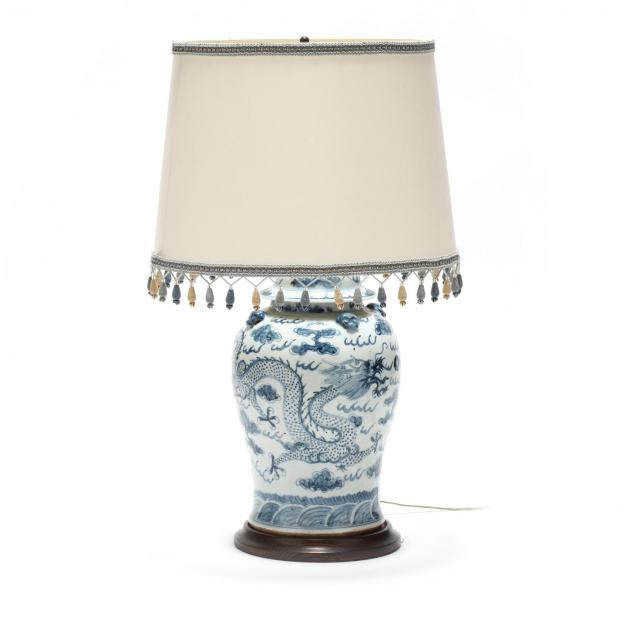 chinese-blue-and-white-decorated-lidded-urn-table-lamp